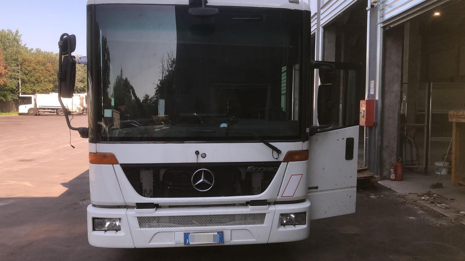 Montaggio vetro su pullman Granturismo